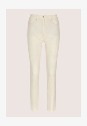 Licht crèmekleurige broek met verticale krijtstrepen, slim fit, vijfzakkenontwerp, goudkleurige knoop en hardware details, gladde textuur.