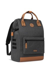 Zaino in tessuto grigio con dettagli in pelle marrone, maniglia superiore, spallacci regolabili, tasca frontale con zip e dettaglio con logo.
