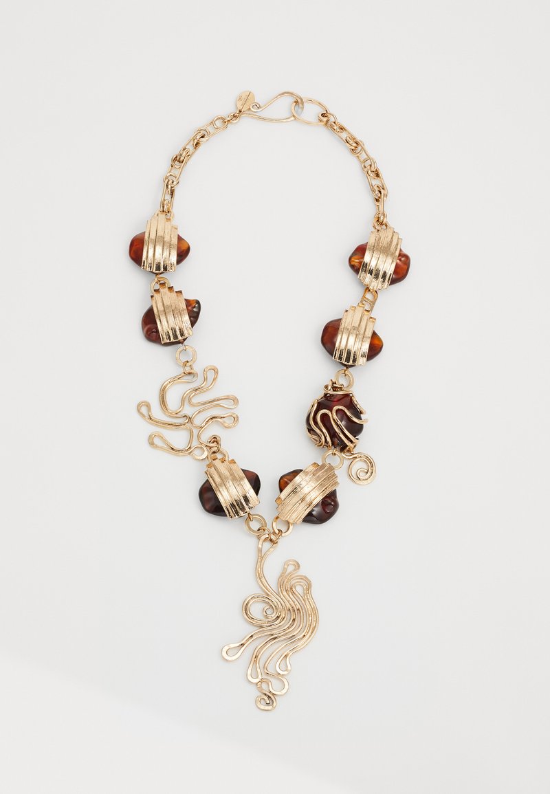 Zlato obarvana ogrlica z nepravilnimi rjavimi kamni in ribastimi kovinskimi poudarki ter tekočim, kodrastim kovinskim oblikovanjem na sredini.