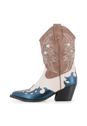 Botas de cowboy marrones y blancas con acentos azules, patrones de estrellas, punta afilada y tacón cuadrado. Elaboradas con materiales de cuero y gamuza.