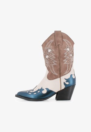 Botas de cowboy marrones y blancas con acentos azules, patrones de estrellas, punta afilada y tacón cuadrado. Elaboradas con materiales de cuero y gamuza.
