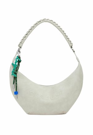 Lysegrå halvmåneformet taske med flettet håndtag, præget "Desigual" logo og grønne dekorative snore med charms hængende på siden.