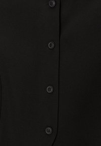 Veste en tissu noir avec fermeture à boutons devant, comportant six boutons noirs, une silhouette élégante et une texture lisse. Sans motifs ni accents supplémentaires.