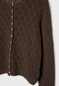 Cardigan marrone a maglia con un motivo a losanghe, dotato di un colletto rotondo e bottoni frontali in madreperla. Finitura testurizzata.
