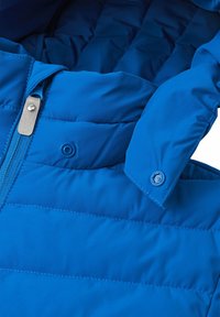 Giacca puffer blu con un'esterno liscio, chiusura con zip, bottoni a scatto e texture trapuntata. Presenta un cappuccio e una finitura in materiale resistente.