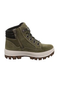 Groene suède enkellaarzen met een witte zool, voorzien van een zijrits, ronde veters en een gestructureerde zwarte kraag. Dik, gekarteld loopvlak.