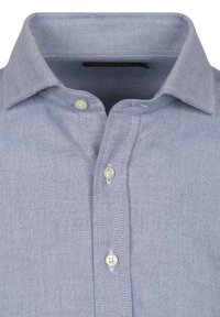 Lichtblauwe, met kraag button-up blouse van een gestructureerde stof, met witte knopen en subtiele stikdetails langs de sluiting.