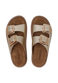 Guld faux-læder sandaler med to justerbare spænder, åbent tå-design, brun polstret indersål og kontrasterende syning.