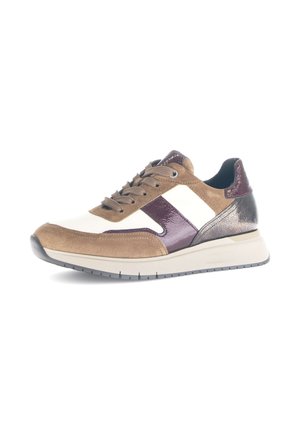 Bruine en witte sneaker met suède en glanzende accenten, vetersluitingen en een dikke rubberen zool met grijze profiel.