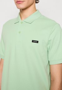 Calvin Klein BUTTON - Poloskjorter - quiet green