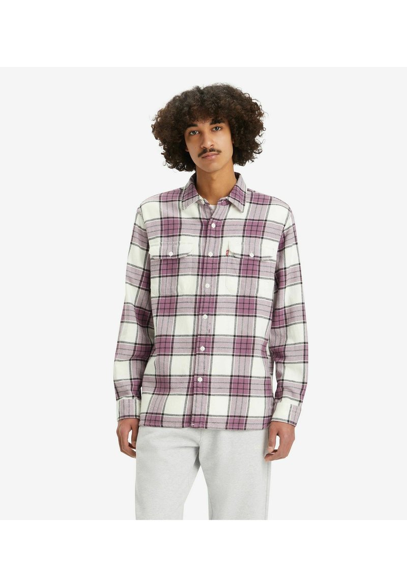 Koszula flanelowa w kratę w kolorze białym, purpurowym i szarym. Posiada zapięcie na guziki, dwie kieszenie na piersi oraz długie rękawy z mankietami zapinanymi na guziki.
