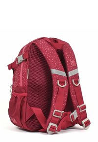 Roter Rucksack mit Punkten; aus Netzgewebe, mit reflektierenden Akzenten, verstellbaren Trägern und Seitentaschen. Ergonomisches Design für Komfort.