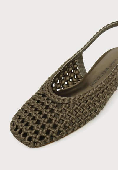 Chaussure plate en olive tissée avec bride arrière, bout carré et motif en treillis ouvert, semelle intérieure rembourrée, nom de la marque visible à l’intérieur.