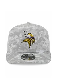 Graue Camouflage-Kappe mit einem gestickten Wikinger-Logo in Lila und Gelb. Verstellbare Passform mit flachem Schirm und strukturiertem Design.