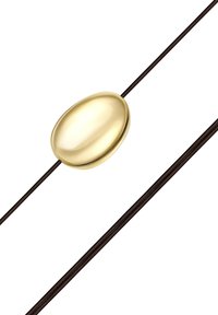 Skinnegyldent oval perle trådet på to parallelle tynde sorte snore mod en hvid baggrund.