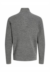 Pullover grigio a maglia con colletto alto, maniche lunghe, polsini a coste e finitura in tessuto testurizzato, caratterizzato da una vestibilità morbida.