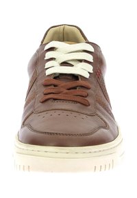 Sneaker in pelle marrone con punta rotonda, lacci bianchi e marroni a contrasto, fori di ventilazione e suola in gomma bianca con battistrada testurizzato.