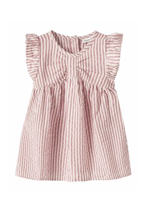 Vestido para niño pequeño con rayas verticales rosas y blancas, mangas cortas con volantes y cintura fruncida, confeccionado con tela ligera.