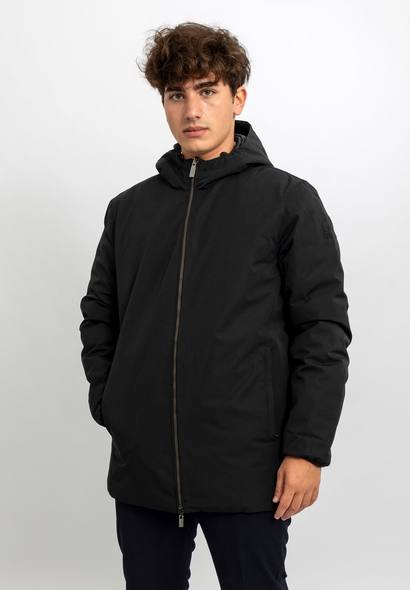 Giacca imbottita nera con zip frontale, cappuccio regolabile e tasche laterali. Caratterizzata da una texture liscia e opaca e da un branding minimale.