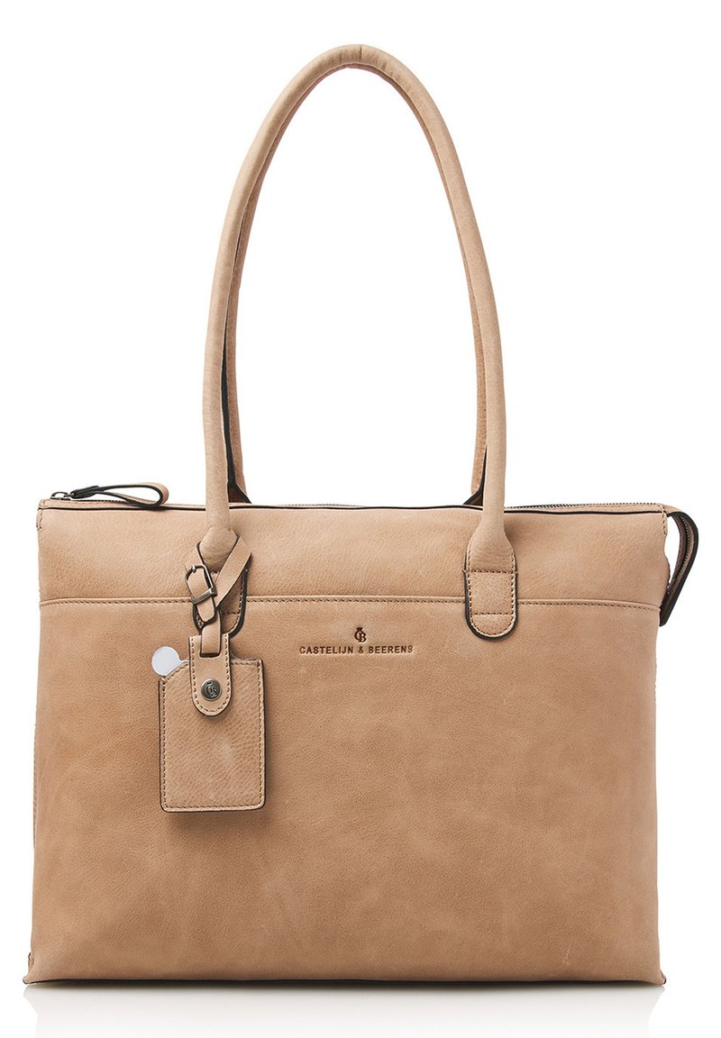 Beige leren tote bag met twee handvatten, ritssluiting en een bevestigde leren label. Gladde textuur en minimale branding aan de voorkant.