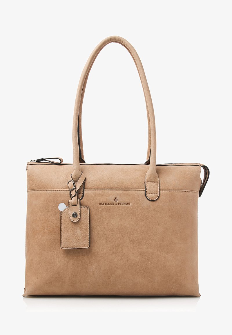 Beige leren tote bag met twee handvatten, ritssluiting en een bevestigde leren label. Gladde textuur en minimale branding aan de voorkant.