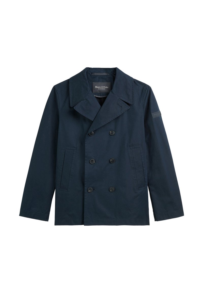 Marineblaue doppelreihige Jacke aus Baumwolle mit großen Revers, zwei Fronttaschen und einem Markenschild am linken Ärmel. Glatte Textur.