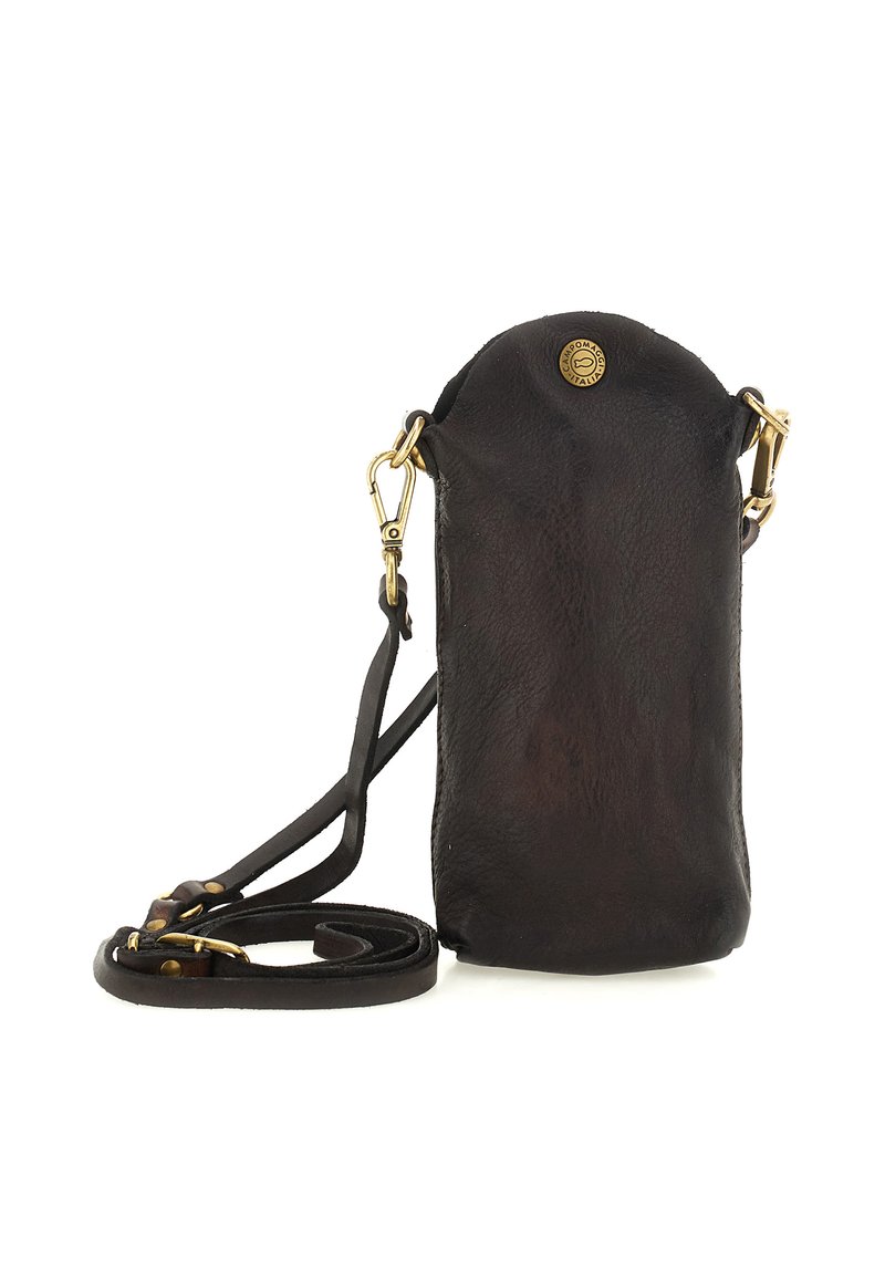 Piccolo borsa a tracolla in pelle marrone scuro con tracolla regolabile e finiture in tono oro, caratterizzata da un badge rotondo in metallo al centro in alto.