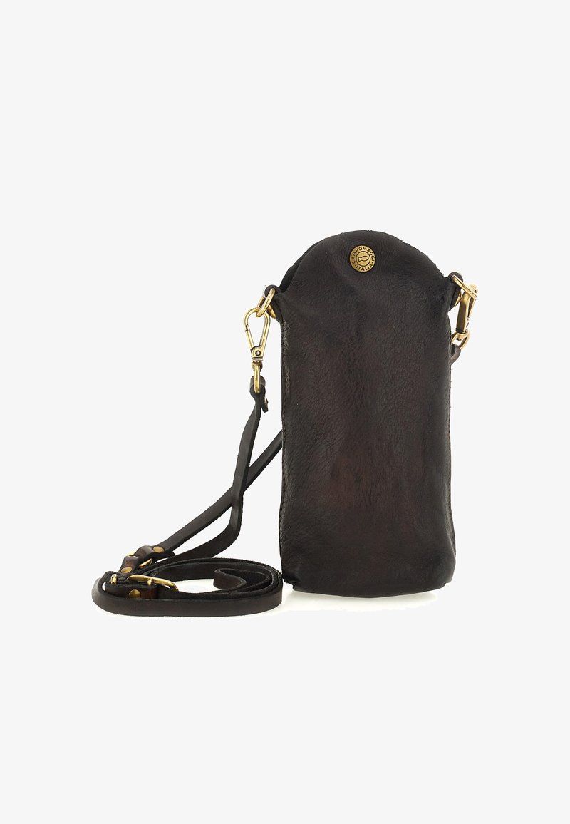 Piccolo borsa a tracolla in pelle marrone scuro con tracolla regolabile e finiture in tono oro, caratterizzata da un badge rotondo in metallo al centro in alto.