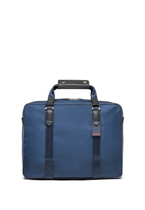 Mallette rectangulaire bleue avec poignées en cuir noir, sangles verticales et petite étiquette orange "SWIMS" sur le devant.