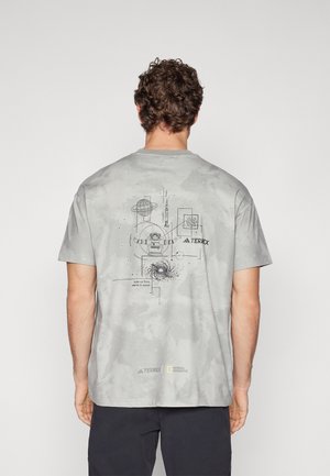 Adidas Terrex GRAPHIC - Sports T-shirt - putty beige