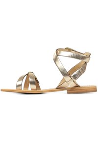 Sandales métalliques dorées avec des sangles croisés, un bout rond, une semelle en bois et une fermeture à boucle pour un meilleur ajustement et un soutien optimal.