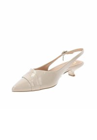 Beżowe lakierowane buty typu slingback z ostrym noskiem, subtelnym detalem paska i niskim, szerokim obcasem. Gładka, błyszcząca tekstura powierzchni.