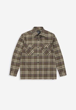 Groene geruite shirt gemaakt van stof, met een knoopsluiting aan de voorkant, twee borstzakken en een kraag. Het patroon bestaat uit donkere en lichte strepen.