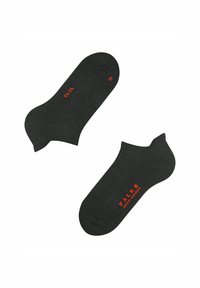 Schwarze Knöchelsocken mit glatter Textur und rotem "FALKE"-Logo. Entworfen mit einer Links/Rechts-Form für eine bessere Passform.