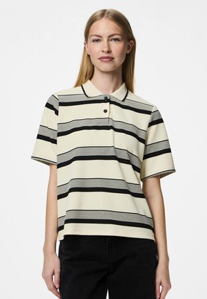 Camisa polo de manga corta y cuello en color crema, con rayas horizontales en negro y gris, que presenta un tapaco con botones y una tela texturizada.