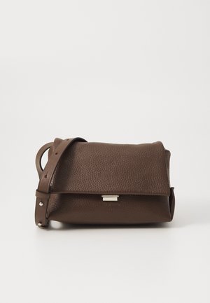 Braune Lederhandtasche mit strukturierter Oberfläche, Klappenverschluss, verstellbarem Tragegurt und einem metallischen Akzentdetail auf der Vorderseite.