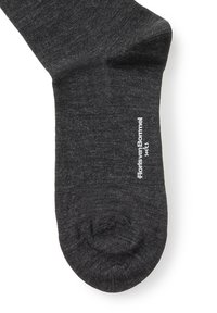 Graue Knöchelsocke aus feinem Strickmaterial. Ausgestattet mit verstärktem Zehenbereich, nahtlosem Design und einem kleinen weißen Logo an der Seite.