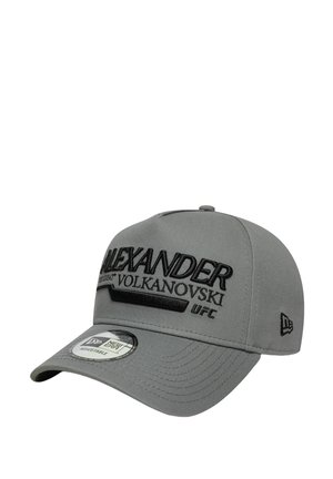 Casquette grise avec une sangle réglable, arborant un texte noir en relief : "ALEXANDER VOLKANOVSKI UFC." Tissu lisse avec une visière incurvée.