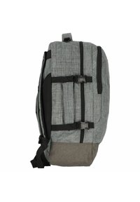Zaino in tessuto grigio con accenti neri, dotato di fibbie laterali, sezioni in rete e un pannello inferiore testurizzato. Chiusura con zip e spallacci imbottiti.