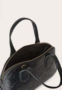 Borsa a tracolla in pelle nera con motivo floreale in rilievo, chiusura con zip dorata e doppi manici. L'interno presenta una fodera nera liscia.