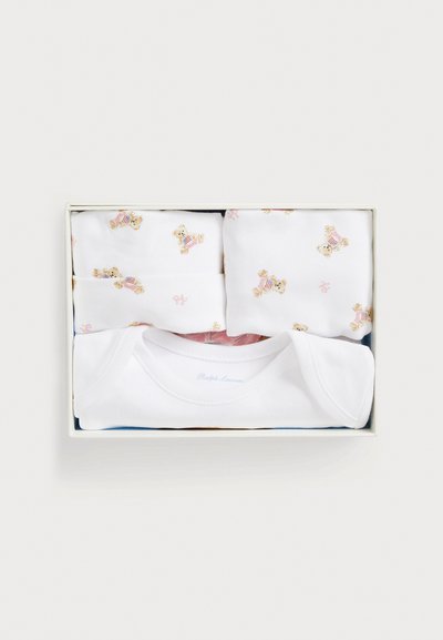 Kūdikių drabužių rinkinys dėžutėje, kuriame yra baltas vienas gabalas ir trys marginti minkšti pledai su meškiukų raštais ir šviesiomis spalvomis.