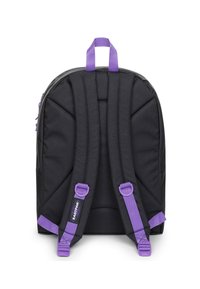 Czarny plecak z tkaniny z wyściełanym tyłem, fioletowymi paskami i dodatkami. Wyposażony w górny uchwyt i zamki błyskawiczne. Prosty design o płaskim profilu.