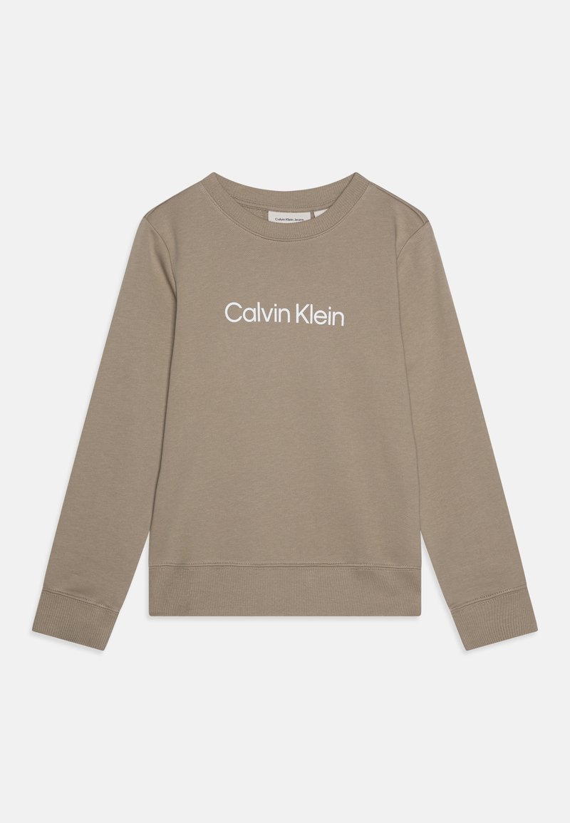 Sweat-shirt beige à manches longues col rond avec texte blanc "Calvin Klein" centré sur la poitrine, posé à plat sur un fond blanc.