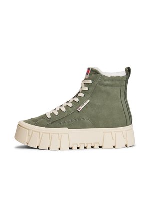 Hochwertige olivgrüne Wildleder-Sneaker im High-Top-Stil mit einer klobigen beigen Sohle, cremefarbenen Schnürsenkeln, weißem Fleecefutter und Tommy Jeans-Logoetiketten auf Zunge und Seite.