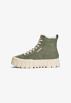 Baskets montantes en suède vert olive avec une semelle chunky beige, des lacets crème, une doublure en polaire blanche et des étiquettes de logo Tommy Jeans sur la languette et le côté.