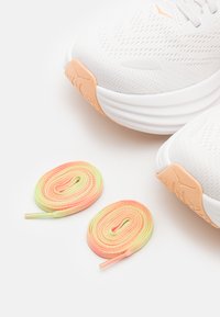 HOKA BONDI 8 - Tekaški copati za cesto - white/cantaloupe