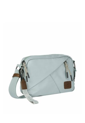 Lichtblauwe crossbodytas met verstelbare riem, twee ritssluitingen met koordjes en een klein bruin leren detail.