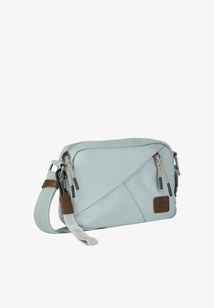 Lichtblauwe crossbodytas met verstelbare riem, twee ritssluitingen met koordjes en een klein bruin leren detail.