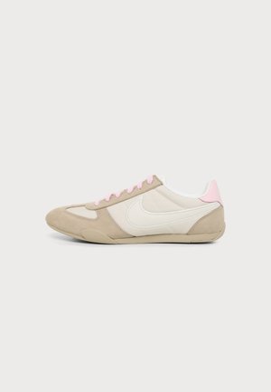 Nike Sportswear SPRINT SISTER - Baskets basses - linen/light orewood brown/sail/pink foam