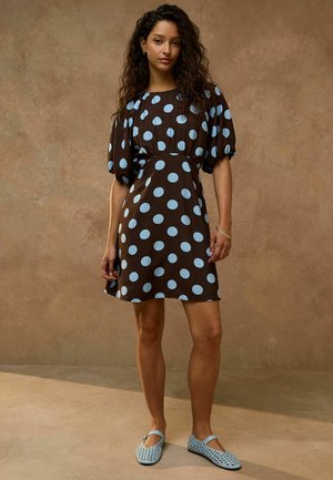 Next, REGULAR FIT - PUFF SLEEVE MINI DRESS - Denné šaty - brown spot
